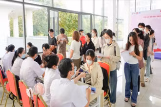 Đông đảo cán bộ, giảng viên, nhân viên, đoàn viên, thanh niên Trường-Bệnh viện Đại học Y Dược Buôn Ma Thuột và tình nguyện viên trong khu vực đăng ký hiến máu tình nguyện.