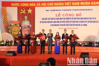 Đồng chí Lê Hoài Trung, Bí thư Trung ương Đảng, Chánh Văn phòng Trung ương Đảng trao quyết định của Ban Chấp hành Trung ương Đảng thành lập Đảng bộ tỉnh Đắk Lắk cho các đồng chí lãnh đạo Tỉnh ủy Đắk Lắk.