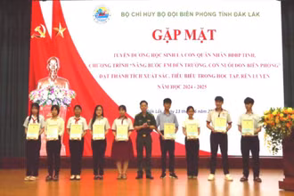 Trao thư khen tặng các em học sinh có thành tích cao.