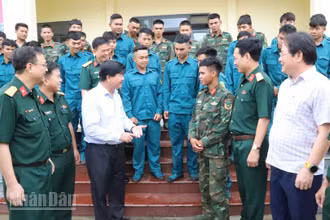 Phó Chủ tịch Ủy ban nhân dân tỉnh Đắk Lắk Nguyễn Thiên Văn và lãnh đạo Bộ Chỉ huy Quân sự tỉnh thăm hỏi, động viên các cán bộ, chiến sĩ hỗ trợ lực lượng xây dựng trường nội trú liên cấp xã biên giới xã Ia Rvê và Ia Lốp.