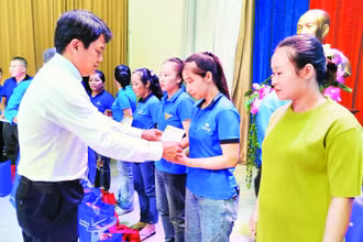 Đồng chí Bùi Thanh Nhân, Ủy viên Thường vụ Thành ủy, Phó Chủ tịch Ủy ban Mặt trận Tổ quốc thành phố, Chủ tịch Liên đoàn Lao động Thành phố Hồ Chí Minh trao quà tặng công nhân, lao động có hoàn cảnh khó khăn.