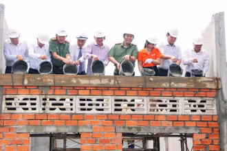 Lãnh đạo tỉnh Bạc Liêu và đại diện đơn vị tài trợ tại lễ khởi công xây dựng nhà đại đoàn kết ở địa phương.