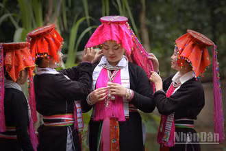 Cô dâu Đặng Thị Dần (thôn Làng Đẩu, xã Phúc Khánh, tỉnh Lào Cai) trong ngày cưới. (Ảnh: Đặng Vũ Linh) 