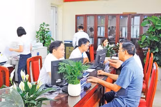 Người dân đến làm thủ tục hành chính tại phường Long Biên (mới).