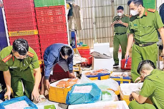 Lực lượng công an phát hiện và xử lý một cơ sở kinh doanh thực phẩm không rõ nguồn gốc tại Lâm Đồng.