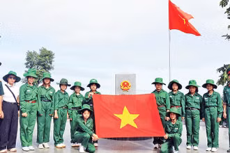 1. Các em tham quan cột mốc ba biên, học về tình yêu quê hương đất nước, về giá trị hòa bình và sự thiêng liêng của chủ quyền lãnh thổ.