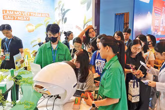 Không gian sự kiện Korea Travel Festa 2025 thu hút hàng nghìn lượt khách với các hoạt động tư vấn du lịch và văn hóa. (Ảnh MẠNH HẢO)