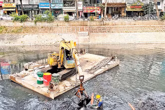 Nhân viên Công ty Thoát nước Hà Nội nạo vét sông Tô Lịch.