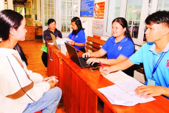 Thanh niên tình nguyện tỉnh Đồng Nai hỗ trợ người dân thực hiện thủ tục hành chính tại Trung tâm Phục vụ hành chính công xã Đắk Nhau.