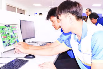 Sinh viên Trường đại học Lạc Hồng thực hành tại Phòng thực hành vi mạch bán dẫn.