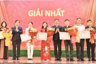 Lãnh đạo Ban Tuyên giáo Trung ương và Thường trực Tỉnh ủy Thanh Hóa trao chứng nhận, tặng hoa chúc mừng các báo cáo viên, tuyên truyền viên đoạt giải nhất (Ảnh MAI LUẬN)