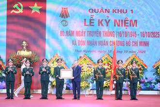 Tổng Bí thư Tô Lâm trao Huân chương Hồ Chí Minh tặng Lực lượng vũ trang Quân khu 1.