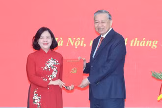 Tổng Bí thư Tô Lâm trao Quyết định của Bộ Chính trị phân công đồng chí Bùi Thị Minh Hoài giữ chức Bí thư Đảng ủy Mặt trận Tổ quốc, các đoàn thể Trung ương nhiệm kỳ 2020-2025.