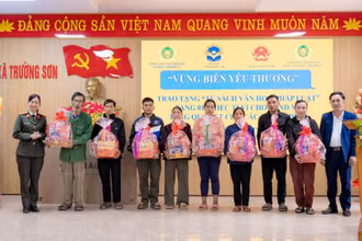 Đoàn công tác của Phòng Công tác chính trị, Công an tỉnh Quảng Trị tặng quà Tết cho các hộ gia đình đặc biệt khó khăn.