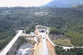 Hầm Đèo Ngang mới hoàn thành cách hầm hiện hữu khoảng 90m và tất cả đều xuyên qua dãy Hoành Sơn hùng vĩ.
