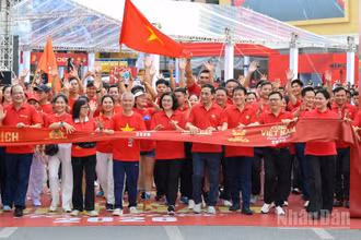 Các đại biểu cùng người dân hoàn thành đi bộ 2 vòng Hồ Hoàn Kiếm.