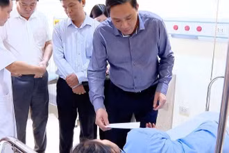 Đồng chí Hoàng Giang, Phó Bí thư Thường trực Tỉnh Ủy Lào Cai thăm hỏi, động viên các nạn nhân vụ sạt lở đất đêm 13/7.