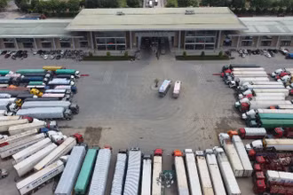 Hàng hóa chờ xuất khẩu qua Cửa khẩu Quốc tế đường bộ số II KIm Thành.