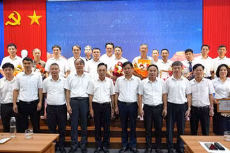 Thực hiện sắp xếp tinh gọn bộ máy 21 cán bộ Công ty Điện lực Lào Cai xin nghỉ hưu trước tuổi.