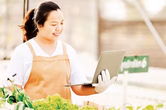 Việc làm xanh như kỹ sư điện gió, phát triển trạm sạc, chuyển giao phần mềm... sẽ đáp ứng mục tiêu chuyển đổi xanh của các doanh nghiệp và Chính phủ. (Ảnh VÕ LÊ)