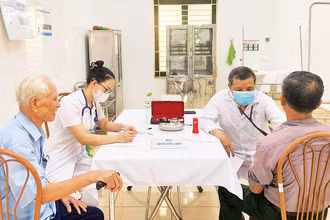 Trạm Y tế xã Xuân Mai tổ chức khám, cấp thuốc miễn phí cho hơn 400 người có công trên địa bàn xã nhân kỷ niệm 78 năm Ngày Thương binh - Liệt sĩ 27/7.