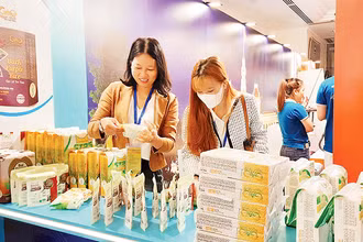 Doanh nghiệp trưng bày sản phẩm tại Diễn đàn xuất khẩu do Thành phố Hồ Chí Minh tổ chức.