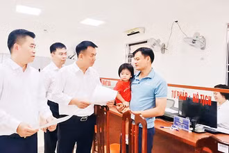 Lãnh đạo xã Hát Môn kiểm tra hoạt động tại Trung tâm Phục vụ hành chính công.