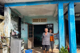Vợ chồng ông Nguyễn Lê thất thần trước ngôi nhà có thể sập bất cứ lúc nào. (Ảnh: ANH ĐÀO)