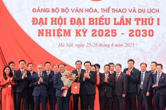 Phó Thủ tướng Mai Văn Chính trao các quyết định chỉ định Ban Chấp hành, Ban Thường vụ, Bí thư, Phó Bí thư Đảng ủy và tặng hoa chúc mừng Ban Chấp hành Đảng bộ Bộ Văn hoá, Thể thao và Du lịch nhiệm kỳ 2025-2030. Ảnh: TTXVN