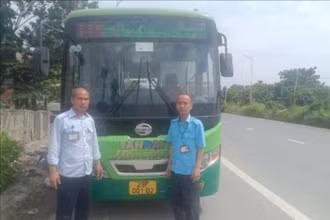 Lái xe buýt Phạm Vũ Oanh và nhân viên phục vụ Trần Văn Cường đã kịp thời hỗ trợ người bị tai nạn giao thông đi cấp cứu.