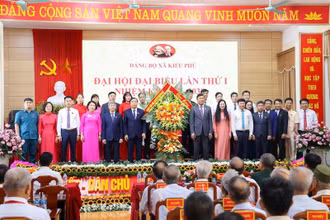 Lãnh đạo Thành ủy Hà Nội chúc mừng Đại hội.