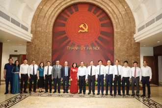 Lãnh đạo thành phố Hà Nội chụp ảnh lưu niệm với đại diện lãnh đạo các cơ quan báo chí Trung ương và Hà Nội. (Ảnh: Duy Linh)