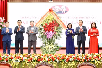Bí thư Thành ủy Hà Nội Bùi Thị Minh Hoài tặng hoa Đại hội.