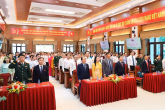 Các đại biểu thực hiện nghi thức chào cờ.