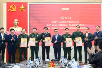 Báo Nhân Dân trao 40 nghìn số báo Xuân Bính Ngọ tặng cán bộ, chiến sĩ biên giới, hải đảo