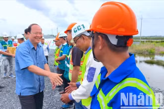 Bí thư Tỉnh ủy Cà Mau Nguyễn Hồ Hải (sơ mi xanh) ân cần thăm hỏi công nhân trên công trường thi công cao tốc qua địa phận tỉnh Cà Mau.