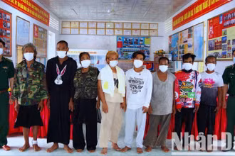 Cán bộ, chiến sĩ Đồn Biên phòng Khánh Hội (thuộc Bộ đội Biên phòng Cà Mau) tiếp nhận 8 ngư dân và thuyền viên người nước ngoài gặp nạn. (Ảnh: HOÀNG TÁ - Bộ đội Biên phòng Cà Mau)