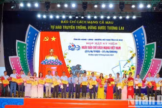 Lãnh đạo tỉnh Cà Mau tặng hoa vinh danh các nhà báo tiêu biểu, xuất sắc nhân họp mặt Kỷ niệm 100 năm Ngày Báo chí Cách mạng Việt Nam.
