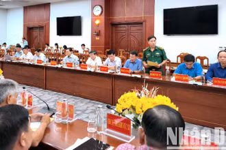 Đại diện Bộ đội Biên phòng Cà Mau báo cáo tình hình thực hiện cao điểm đấu tranh ngăn chặn, đẩy lùi tình trạng buôn lậu.