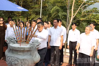 Đồng chí Trần Sỹ Thanh dẫn đầu Đoàn công tác dâng hương tại Bia di tích Ban Kiểm tra. 