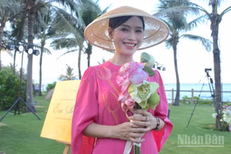 Một thiết kế vẽ hoa sen đặc sắc trong bộ sưu tập Em Sen của nhà thiết kế Quyên Nguyễn.