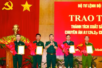 Lãnh đạo Bộ Tư lệnh Bộ đội Biên phòng khen thưởng các đơn vị trong chuyên án A1124.2p.