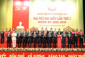 Các đồng chí lãnh đạo Trung ương và tỉnh chụp ảnh lưu niệm với các đồng chí Ban chấp hành Đảng bộ phường Hoa Lư, nhiệm kỳ 2025-2030. (Ảnh: Trường Giang)