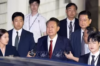 Cựu Tổng thống Hàn Quốc Yoon Suk Yeol (giữa) sau phiên tòa ở Seoul ngày 9/7/2025. (Ảnh: Yonhap/TTXVN)