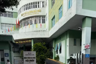 Đà Nẵng có văn bản hỏa tốc kiểm tra, chấn chỉnh tình trạng "cò mồi" khám chữa bệnh tại các cơ sở y tế, khám chữa bệnh trên toàn thành phố. Trong ảnh là Trung tâm y tế khu vực Hải Châu- nơi vừa có phản ảnh của công dân về việc bị "dụ dỗ" khám bệnh với giá cao. (Ảnh: ANH ĐÀO)
