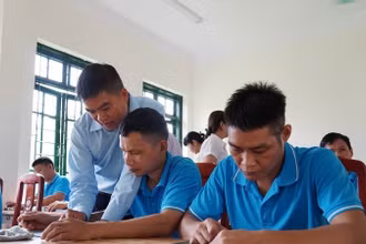Học viên tại Cơ sở cai nghiện ma túy tỉnh Điện Biên trong giờ học chữ.