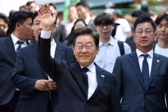 Ứng cử viên Tổng thống Hàn Quốc Lee Jae Myung của đảng Dân chủ sau khi bỏ phiếu sớm bầu Tổng thống tại điểm bầu cử ở Seoul ngày 29/5. (Ảnh: Yonhap/TTXVN)