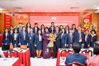 Đồng chí Nguyễn Thị Hoàng Vân, Phó Bí thư Đảng ủy các cơ quan Đảng Trung ương tặng hoa chúc mừng Ban Chấp hành Đảng bộ cơ quan Nhà xuất bản Chính trị quốc gia Sự thật nhiệm kỳ 2025-2030. (Ảnh THẾ ĐẠI)