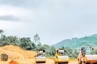 Công nhân Tập đoàn Đèo Cả thi công đường cao tốc Hữu Nghị-Chi Lăng. (Ảnh: BÍCH LIÊN)