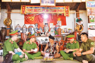 Công an xã A Vương (thành phố Đà Nẵng) trực tiếp thăm, nắm tình hình an ninh trật tự tại thôn Aréc.